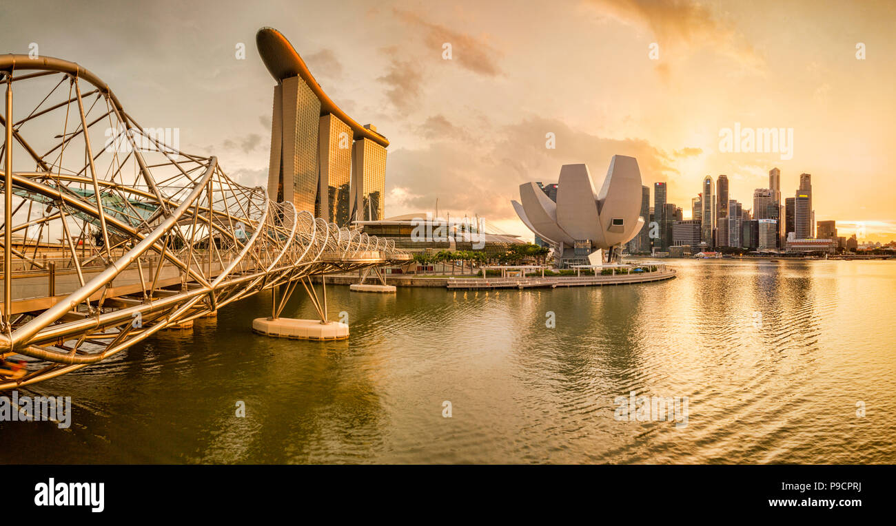 Vue sur la Marina Bay, Singapour, avec la passerelle Helix, Marina Bay Sands Hotel et musée ArtScience, vu vers le coucher du soleil. Banque D'Images