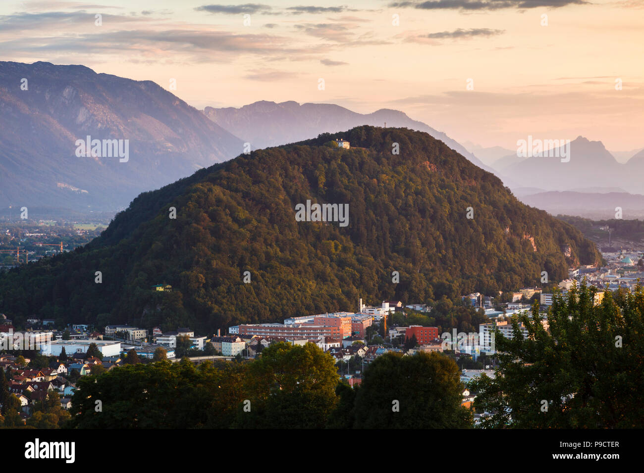 Salzbourg, Autriche - montagne Kapuzinerberg au centre de la ville, Europe avec les Alpes autrichiennes derrière au crépuscule Banque D'Images