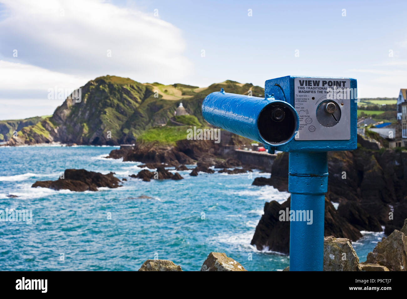 Télescope à pièces donnant sur la côte rocheuse à la station balnéaire d'Ilfracombe, North Devon, England, UK Banque D'Images
