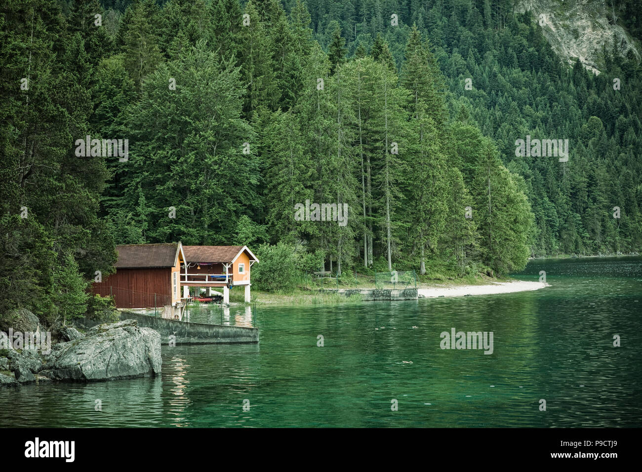 Petit hangar à bateaux au bord du lac Eibsee dans les Alpes bavaroises, Bavière, Allemagne Banque D'Images