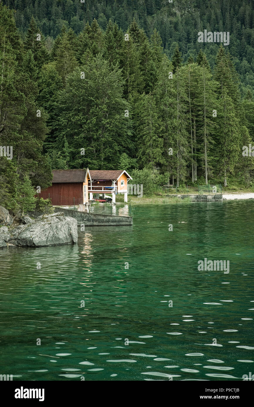 Petit chalet au bord d'abris sur le côté du lac dans les Alpes bavaroises Eibsee, Bavière, Allemagne Banque D'Images