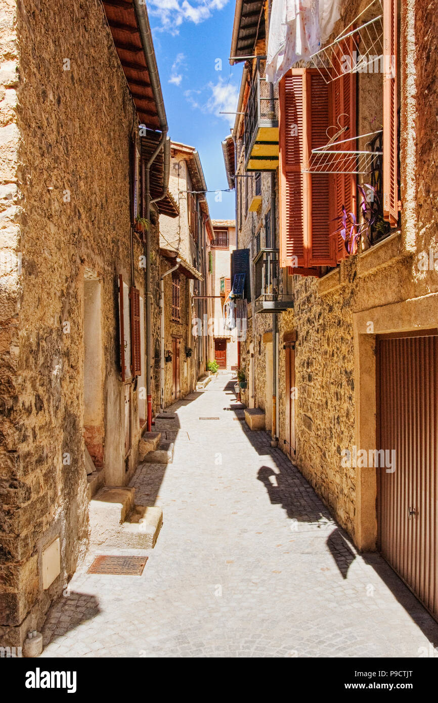 Rues étroites et les ruelles dans le petit village français de clans dans les Alpes Maritimes, Provence, France, Europe Banque D'Images