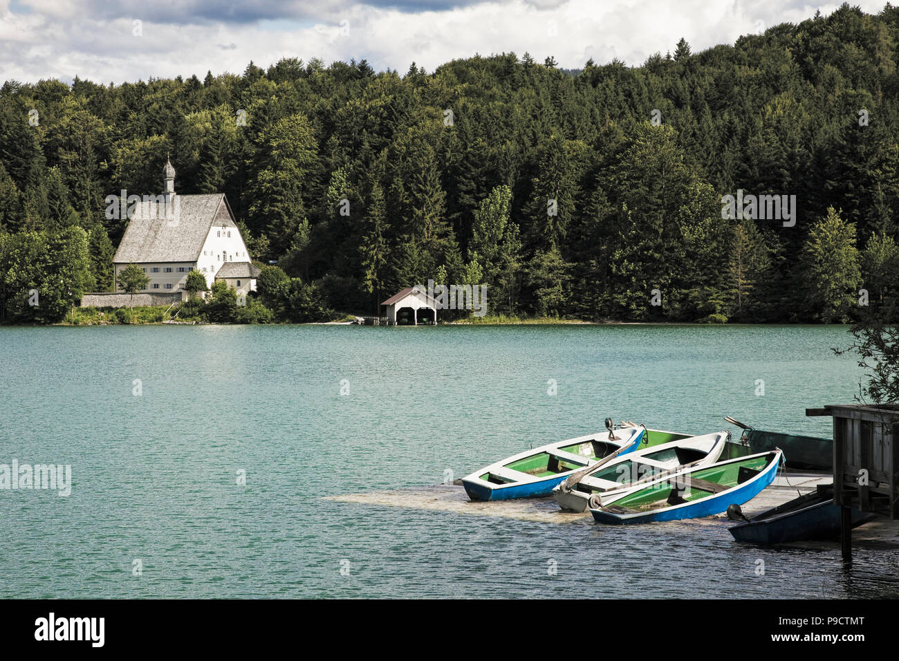 Bateaux et house sur le lac Walchensee, Bavière, Allemagne du Sud, de l'Europe Banque D'Images