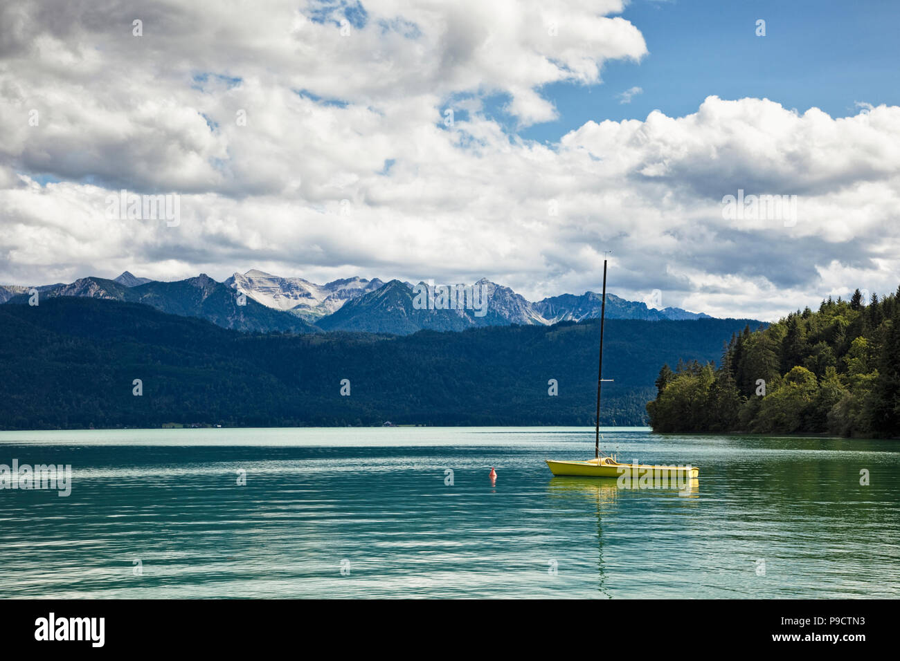 Petit voilier amarré sur le lac de Walchensee, Bavière, Allemagne du Sud, de l'Europe Banque D'Images