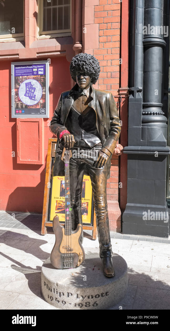 Bronze statue commémorative à Phil Lynott de Thin Lizzy, au large de Grafton Street, Dublin, Irlande, Europe Banque D'Images