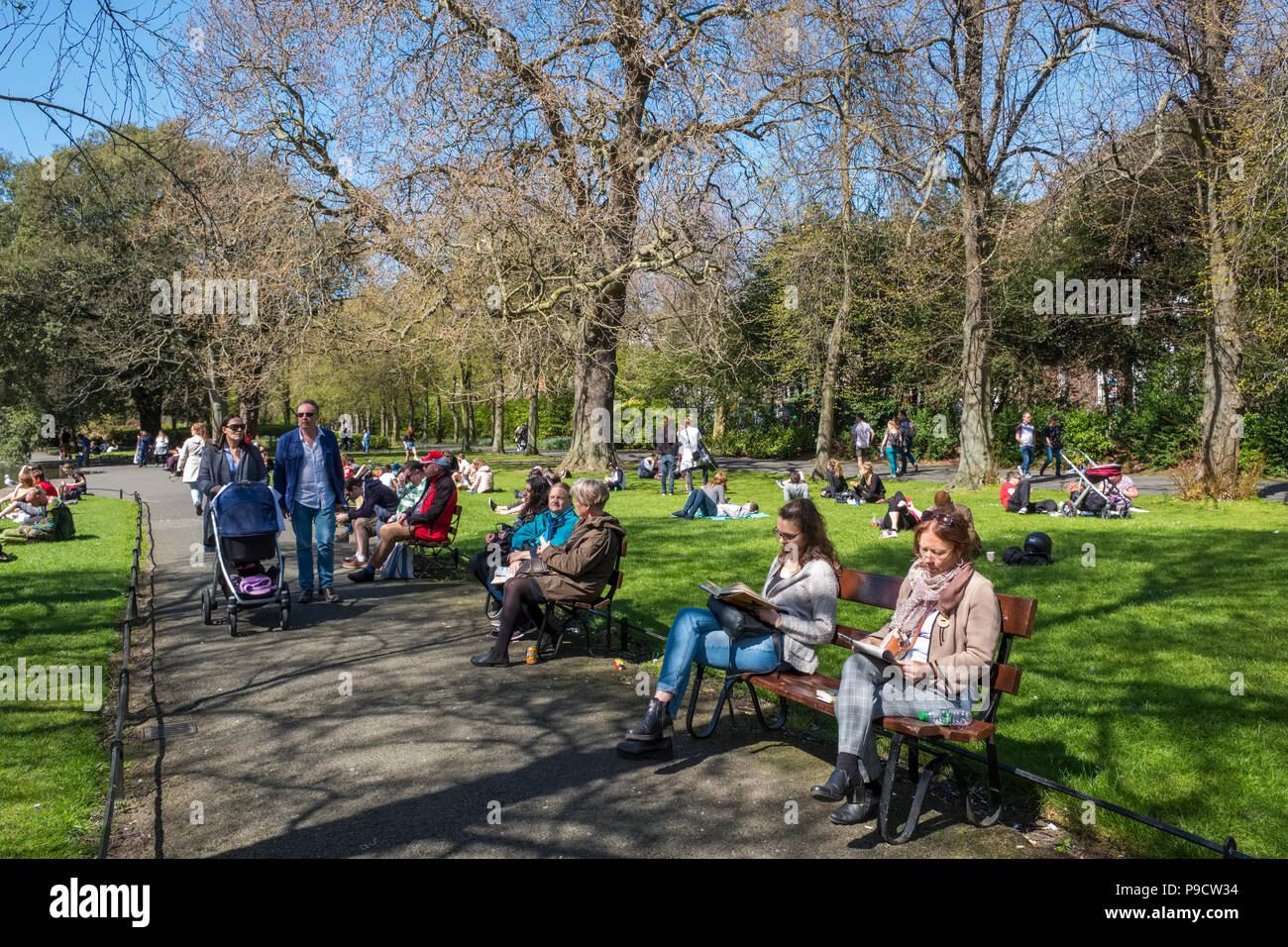 Les gens se détendre et marcher à St Stephen's Green parc urbain, Dublin, Irlande, Europe Banque D'Images