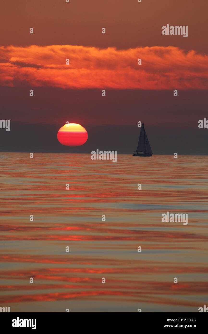 RORC Cowes - St Malo Race Juillet 2018 ; Lever du Soleil dans le calme Manche Banque D'Images