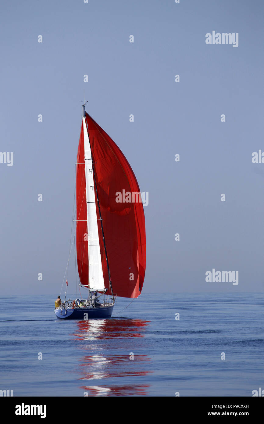 Yachts participant à la Royal Ocean Racing Club Cowes à St Malo Race Juillet 2018. Les spinnakers de vol dans le Solent Banque D'Images