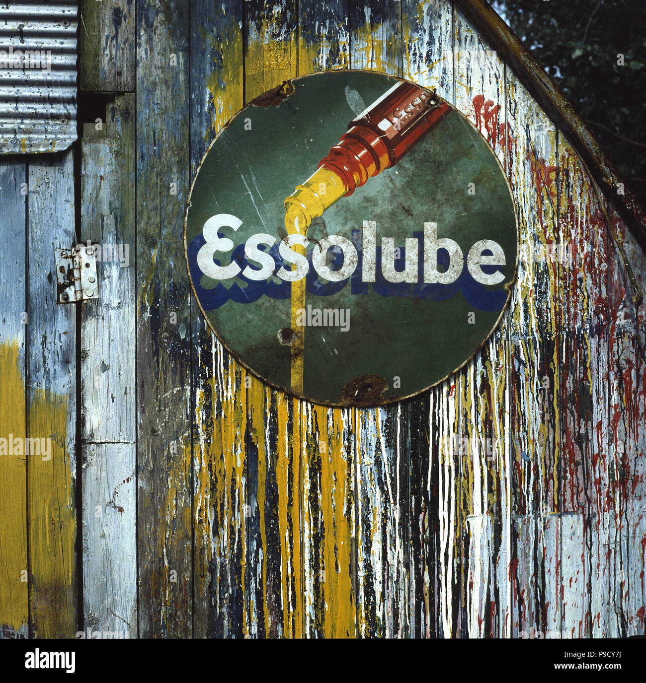 AJAXNETPHOTO. WHITELEY, Angleterre. - Vieux SIGNES - MILIEU 20E SIÈCLE PANNEAU ÉMAILLÉ ADVERISING ESSOLUBE POUR HUILE SUR LA FAÇADE D'UNE HUTTE DE NISSEN MÉCANICIEN ATELIER DU BARBOUILLÉ avec traces de peinture. PHOTO:JONATHAN EASTLAND/AJAX REF:876494 55 Banque D'Images