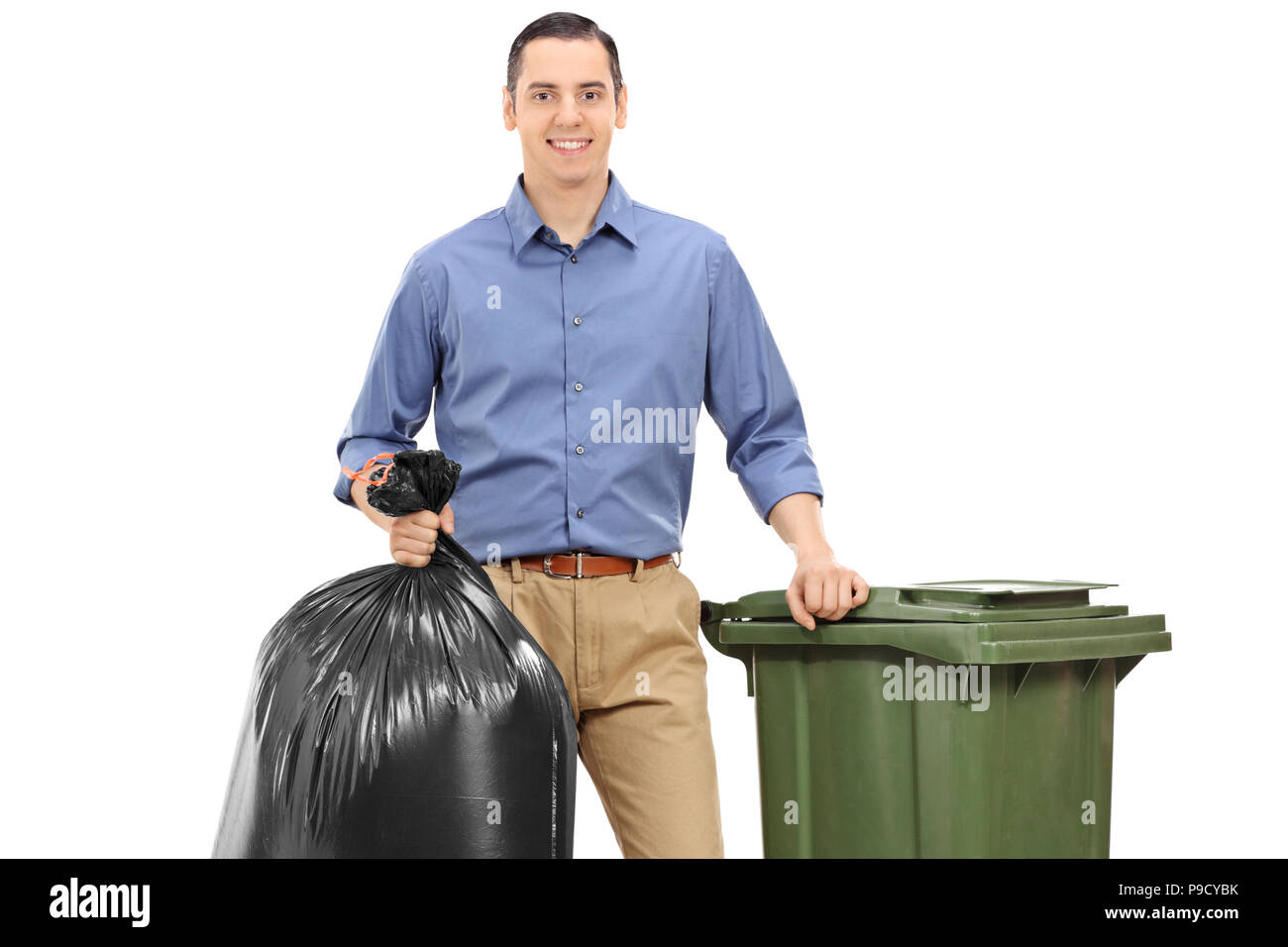 Jeune homme avec un sac poubelle et une poubelle isolé sur fond blanc Banque D'Images