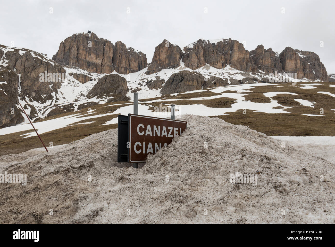 Canazei (Cianacei en langue ladine) signe de route couverte de neige à Passo Pordoi (Pordoi Pass), Dolomites, Italie Banque D'Images