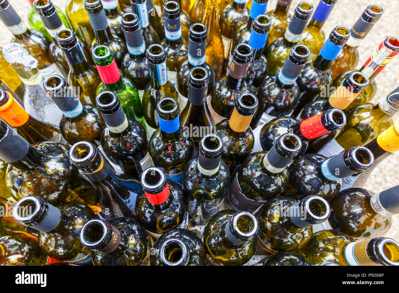 Bouteilles de vin vide après une fête Banque D'Images