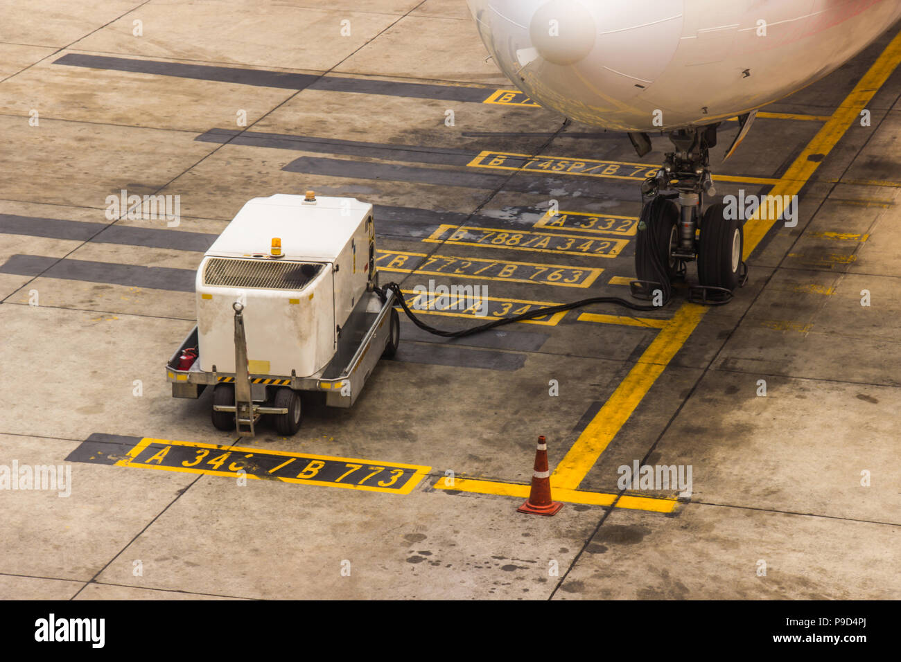 Contrôle du train principal d'entretien d'aéronefs dans l'aéroport avant le départ pour la sécurité. Service de contrôle en amont. Banque D'Images