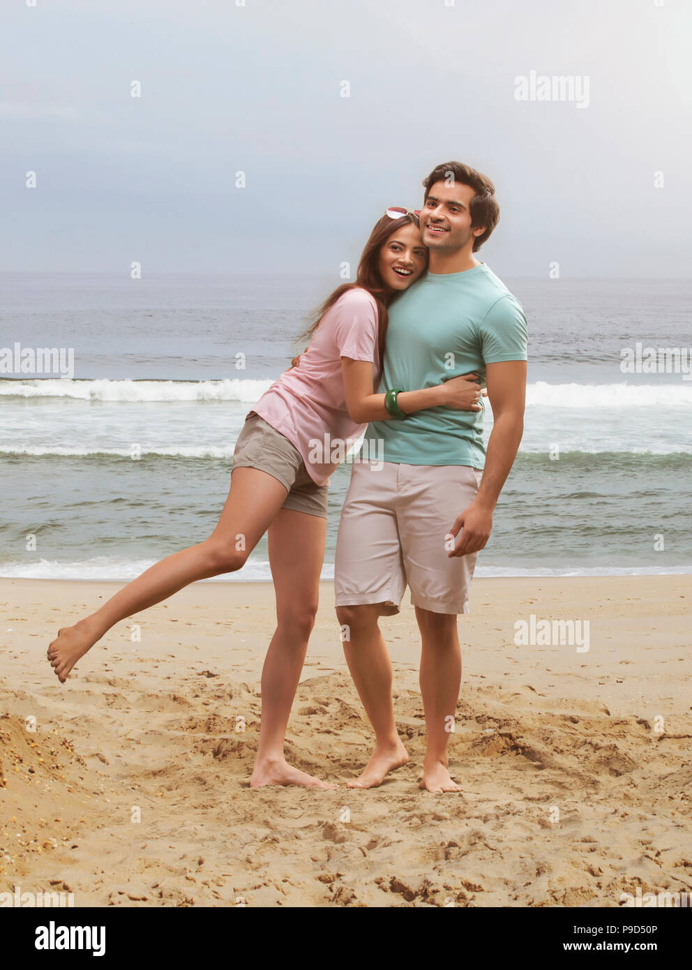 Couple hugging on beach Banque D'Images