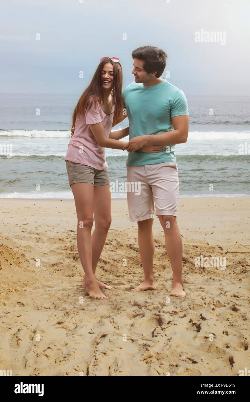 Young couple having fun on beach Banque D'Images