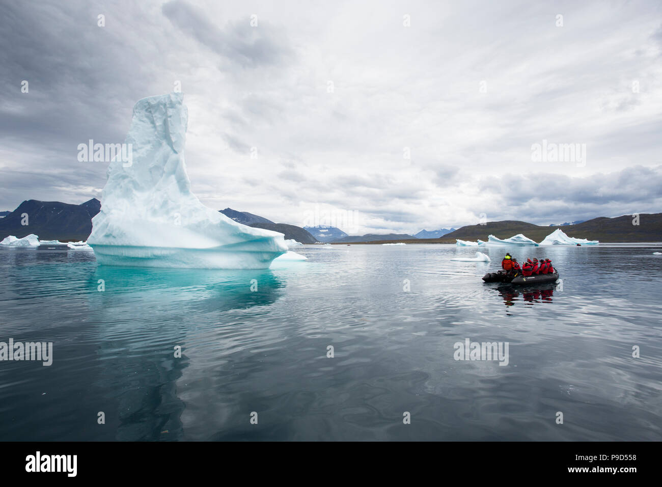 Zodiaque avec les touristes autour des icebergs dans le sud du Groenland Banque D'Images