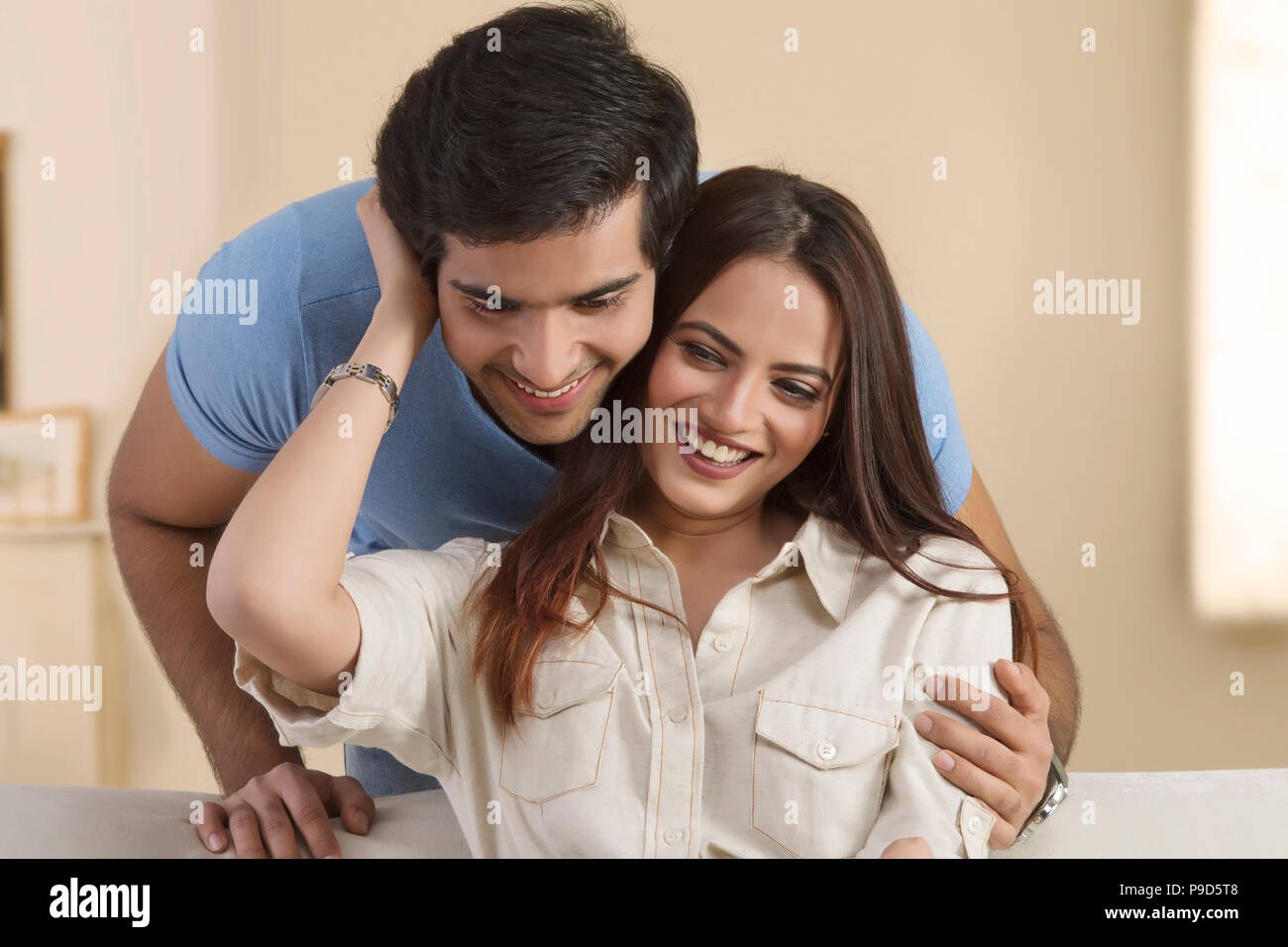 Portrait of smiling young couple hugging Banque D'Images