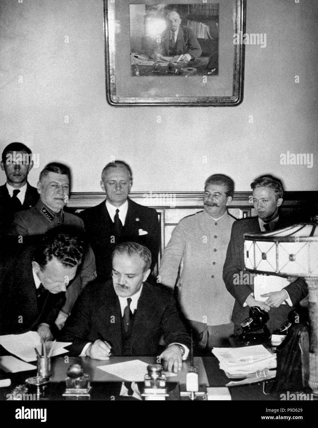 Le ministre des Affaires étrangères soviétique Molotov signe le pacte germano-soviétique (nonaggression derrière : Joachim von Ribbentrop et Joseph Staline). Musée : Musée d'histoire de l'État de Moscou. Banque D'Images