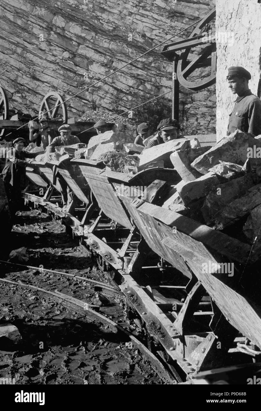 Usine de ciment à Novorossiysk. Musée : Musée d'état de l'histoire politique de la Russie, Saint-Pétersbourg. Banque D'Images