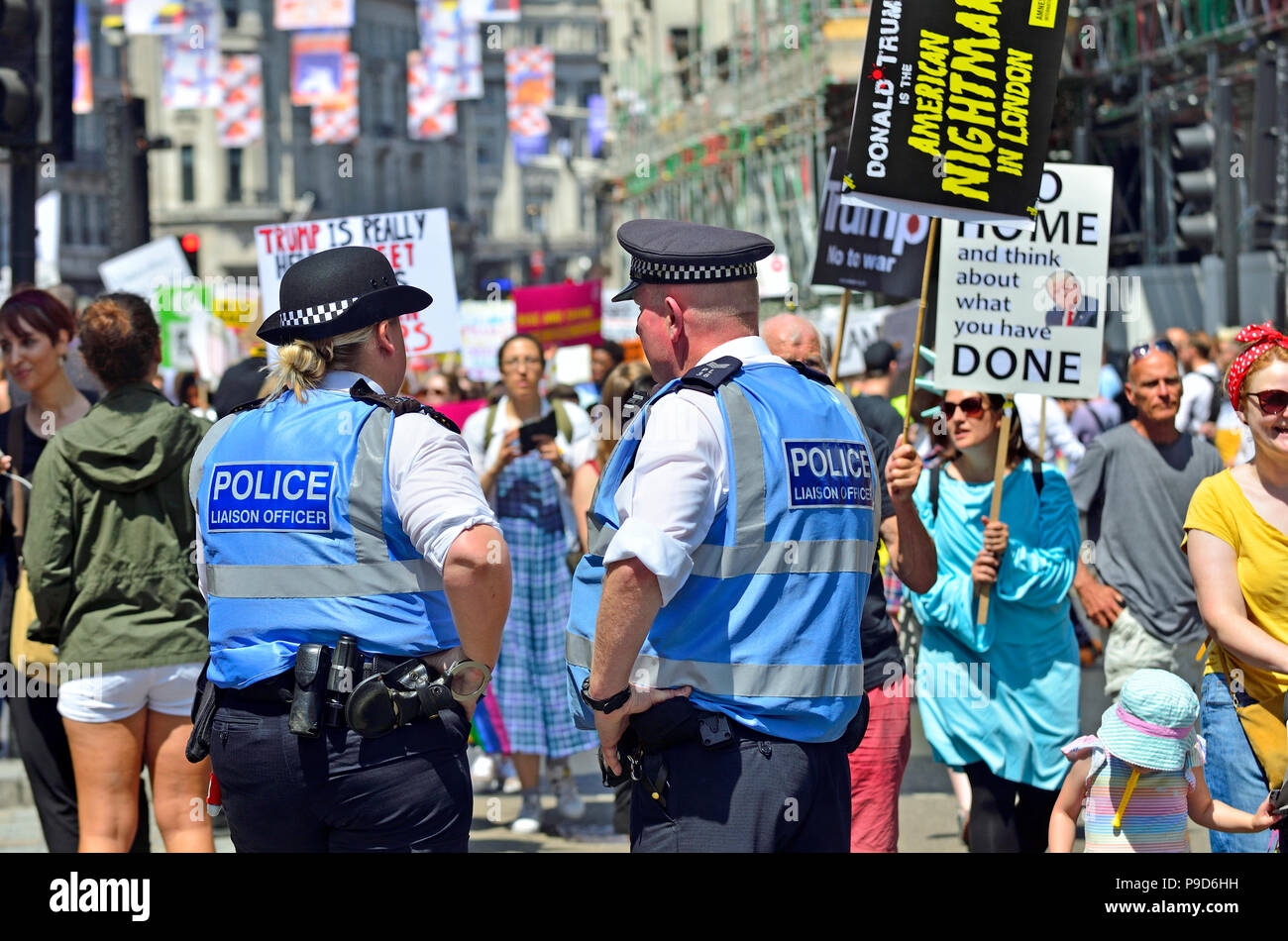 Les agents de liaison de la Police métropolitaine à un anti-Trump mars dans le centre de Londres, Angleterre, Royaume-Uni. 13 Juillet 2018 Banque D'Images