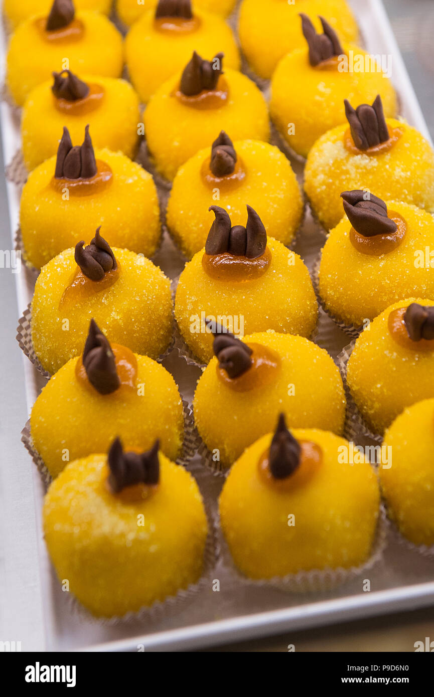 Italie,Lombardie,Bergamo,Città Bassa,cafè historique Balzer,'Polenta e Osei' gâteau traditionnel Banque D'Images