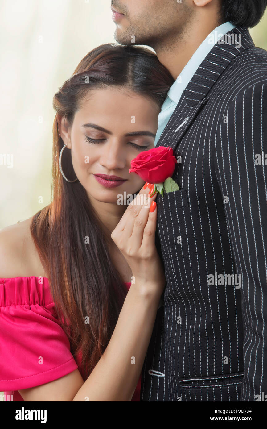 Close up of young woman embracing man Banque D'Images