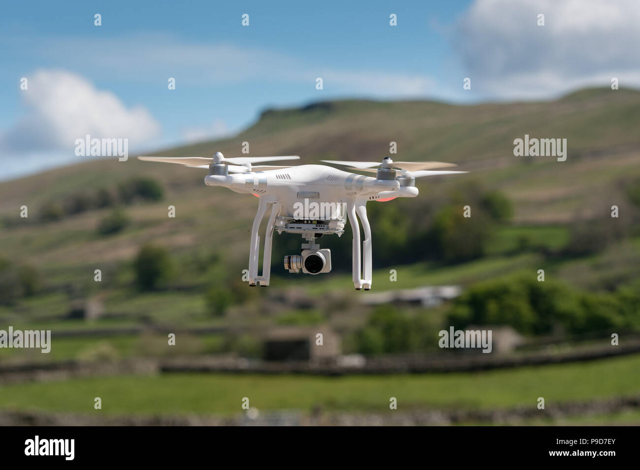 Drone avec caméra actuellement utilisés dans la campagne. Banque D'Images