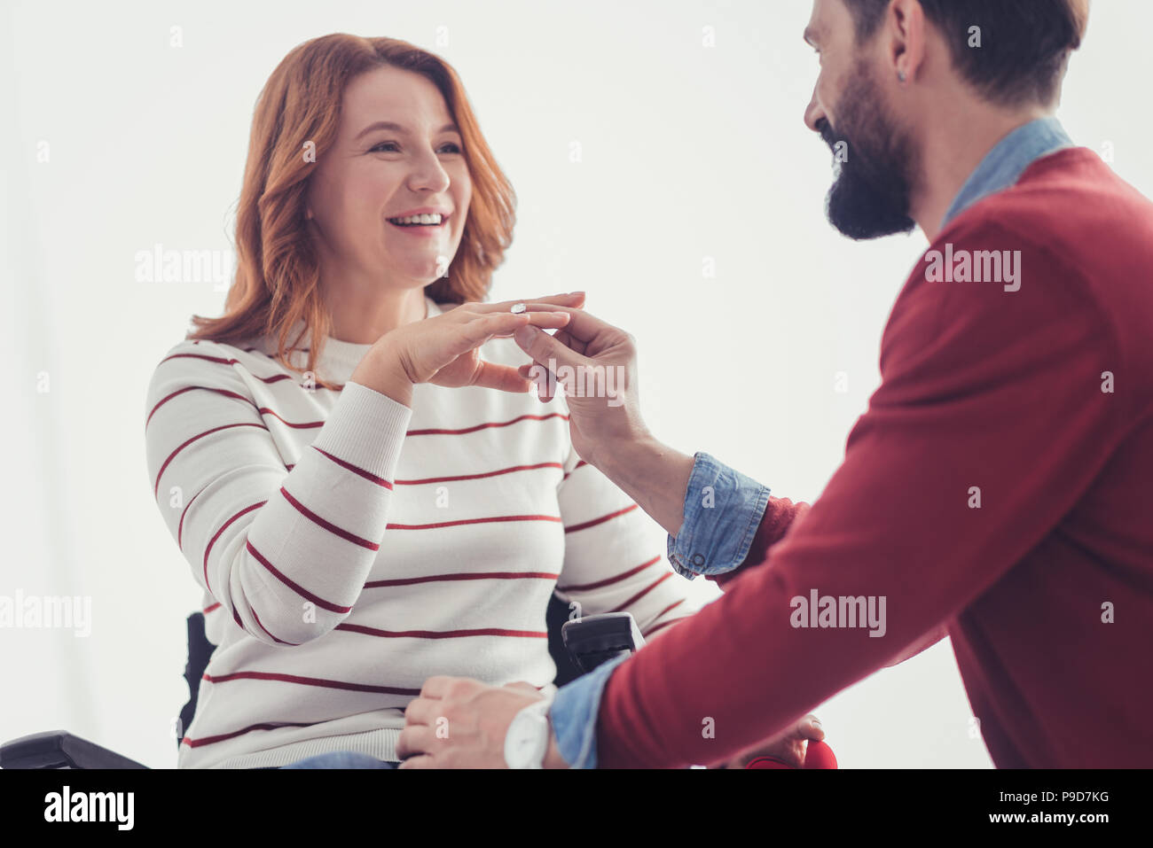 Jeune femme à la recherche heureux lors de l'obtention d'une proposition de son petit ami romantique Banque D'Images