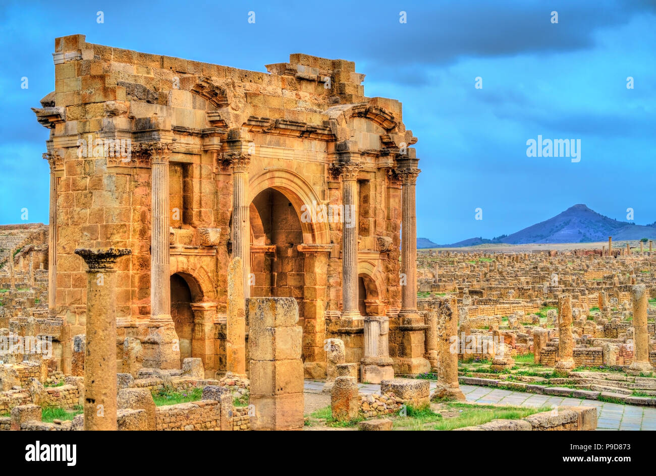 Au sein de l'arc de Trajan ruines de Timgad en Algérie. Banque D'Images