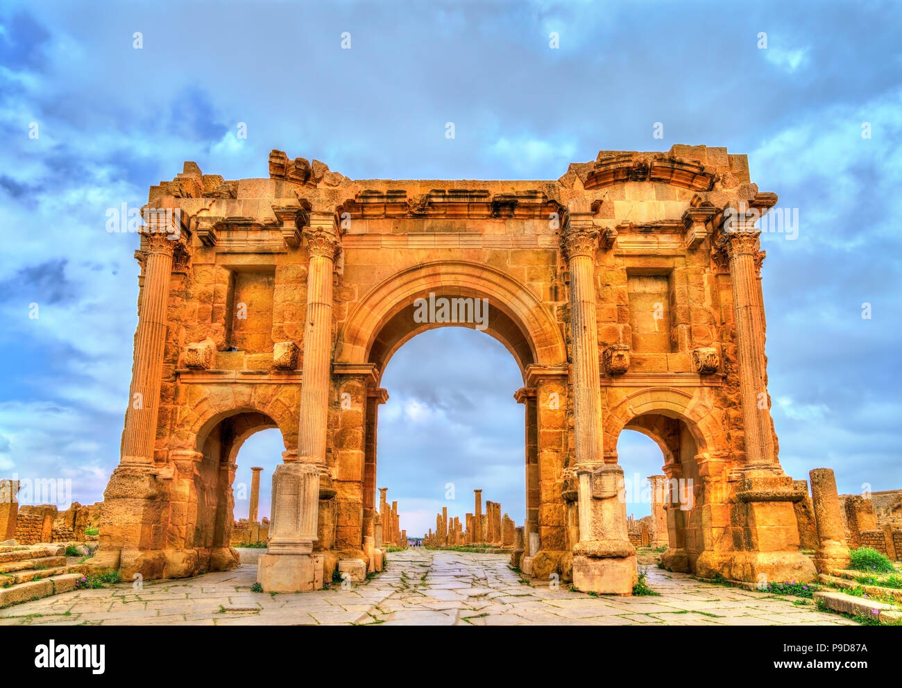 Au sein de l'arc de Trajan ruines de Timgad en Algérie. Banque D'Images