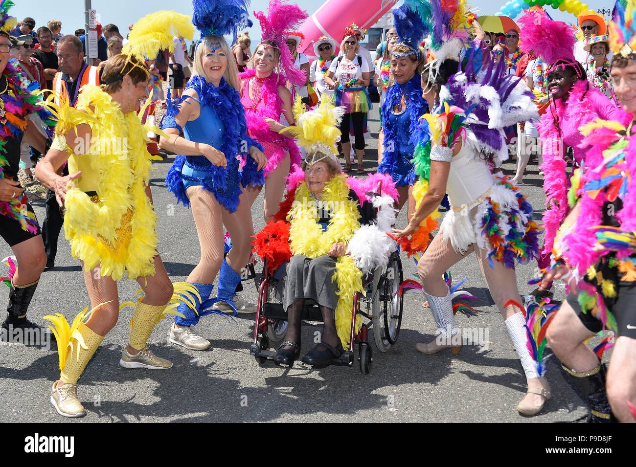 Worthing Fierté 2018 La ville de Sussex de l'Ouest a tenu son tout premier Pride Festival commençant par un défilé le long de la promenade Banque D'Images
