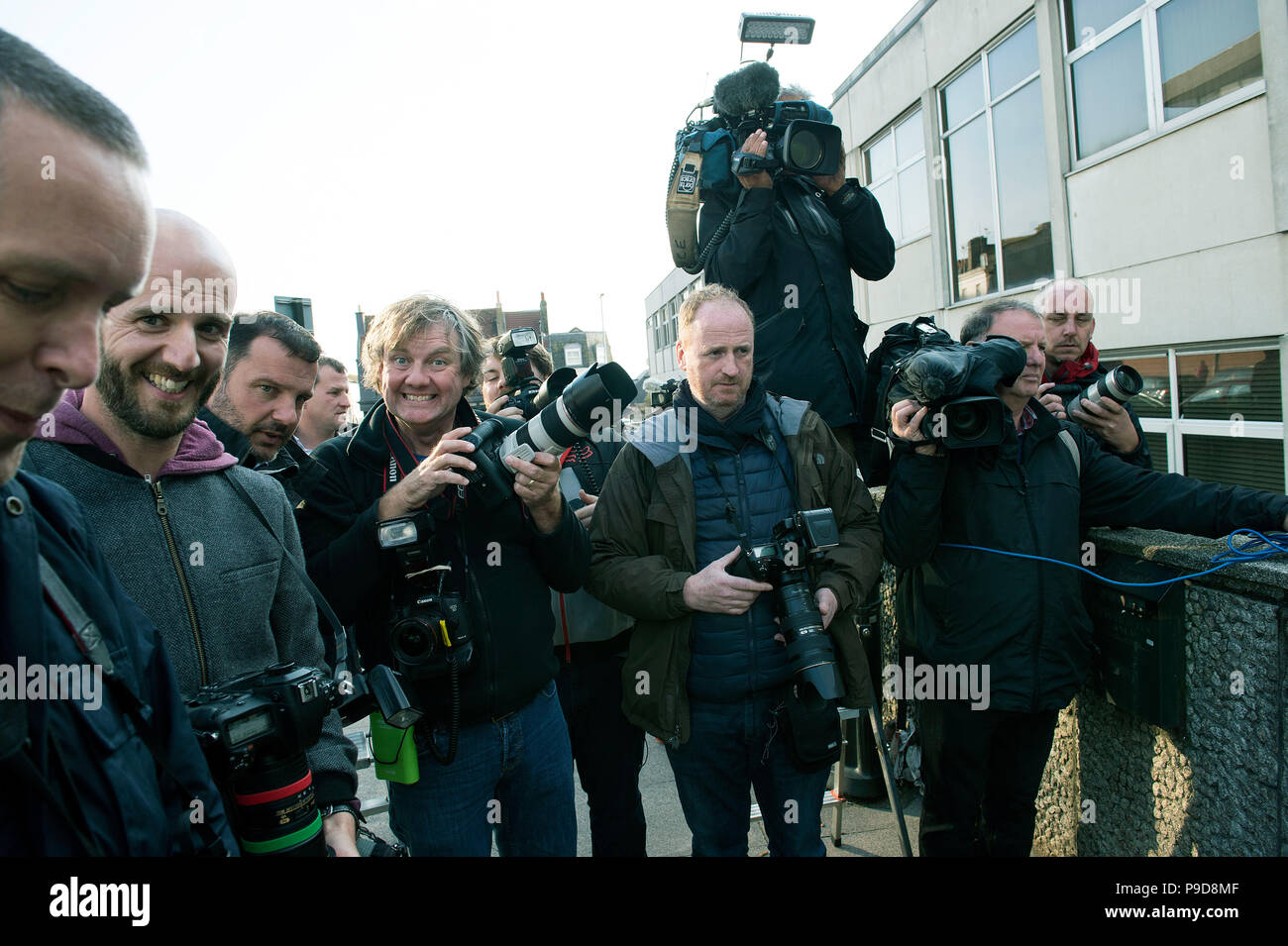 Un groupe de photographes se sont réunis à l'extérieur du tribunal de Brighton.Photo:Terry Applin Banque D'Images