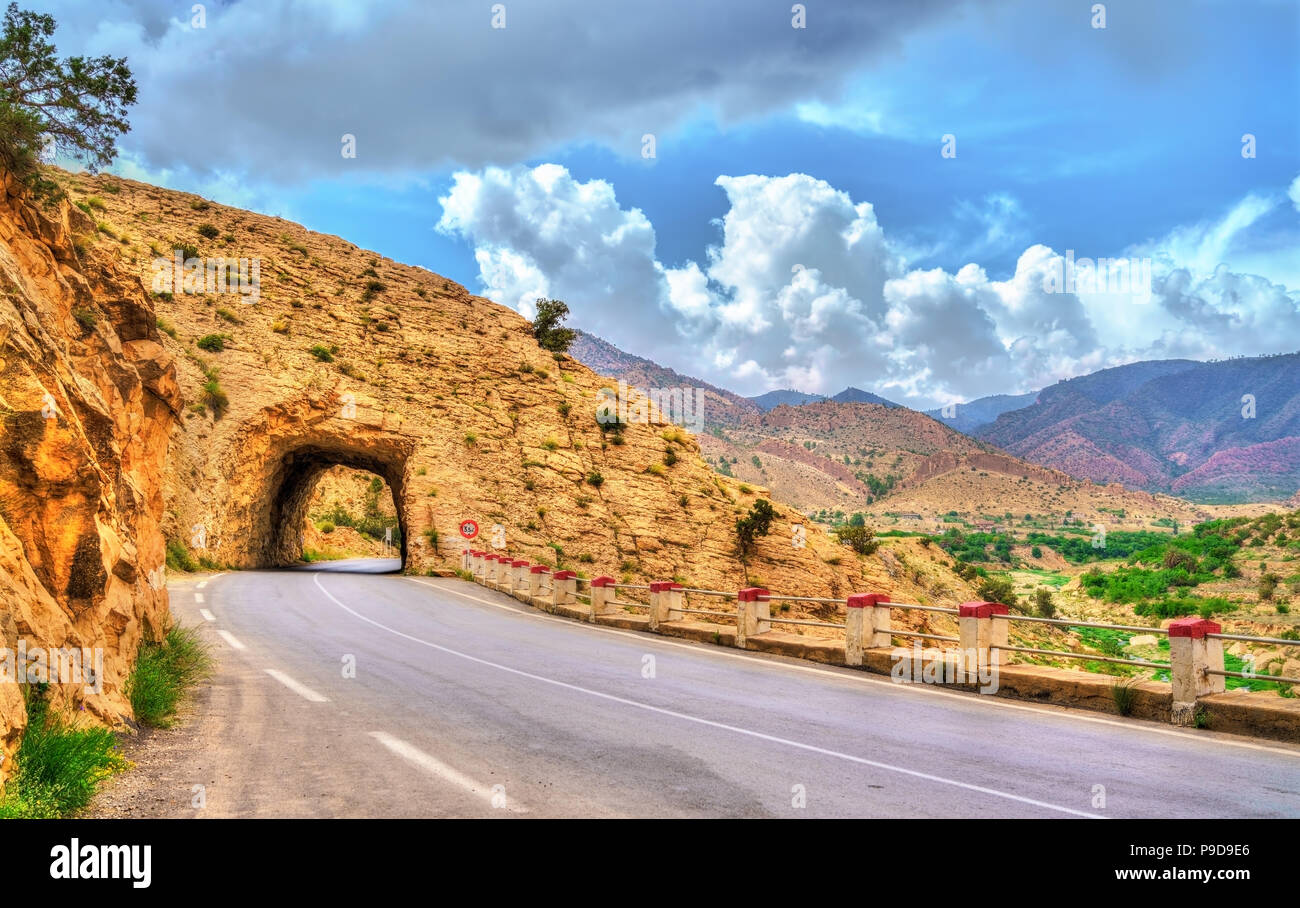 Route N31 dans la province de Batna Algérie Banque D'Images