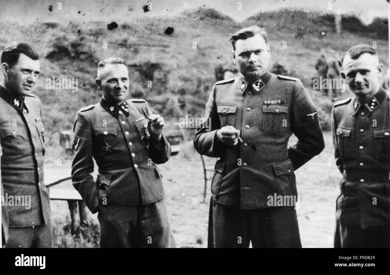Les officiers SS socialiser sur le terrain de l'extérieur du Solahuette retraite SS d'Auschwitz. À gauche : Dr. Josef Mengele. Musée : United States Holocaust Memorial Museum. Banque D'Images
