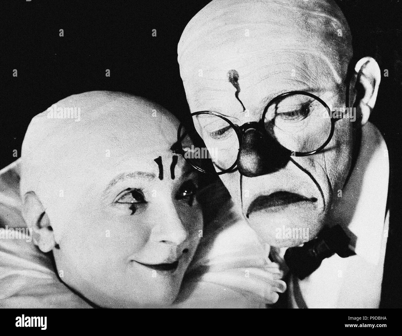 Liesl Karlstadt et Karl Valentin comme encore de clowns dans leur 'La scène musique ensorcelé." stand Musée : collection privée. Banque D'Images
