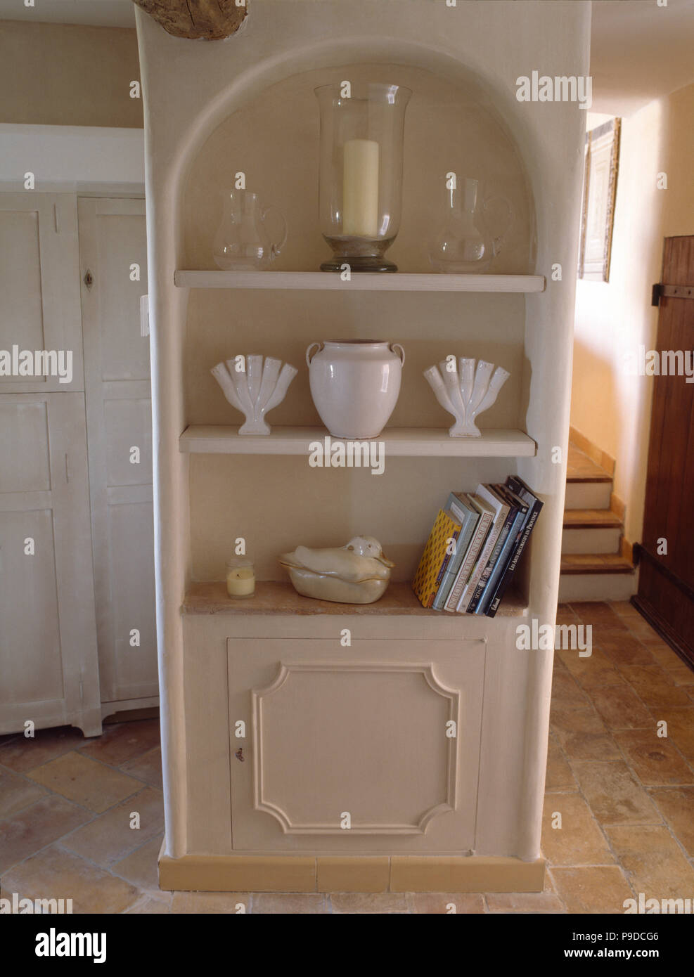 Lanternes en verre et une collection de la porcelaine blanche sur étagère dans la cuisine de campagne Banque D'Images