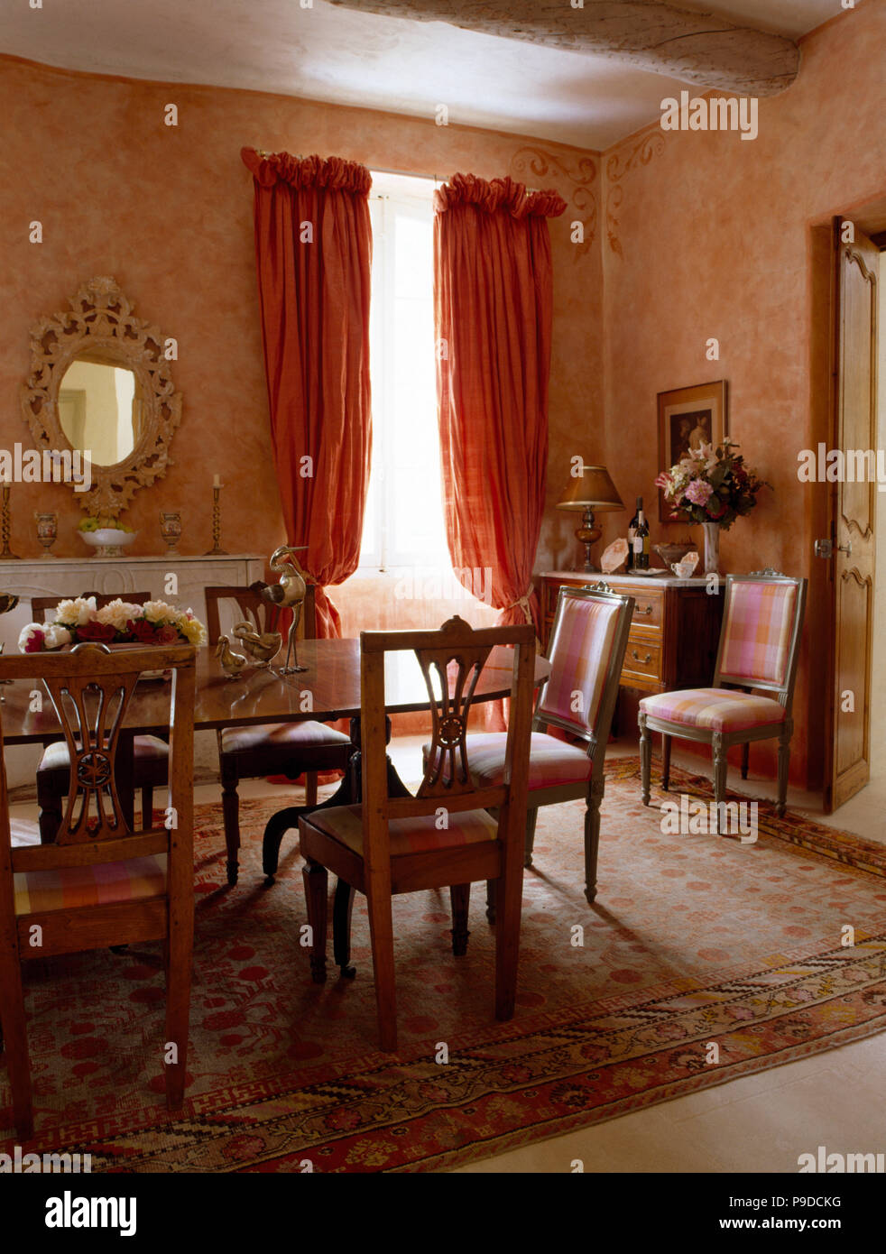 Vintage Table Et Chaises Dans Une Salle A Manger Provencale De