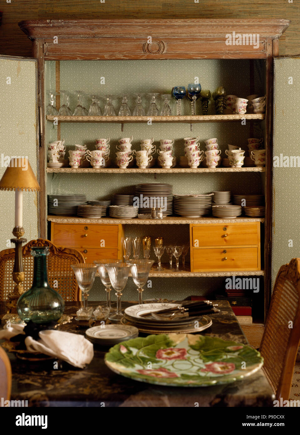 Collection de vintage glass ware et la Chine sur des étagères dans une commode années 80 en salle à manger Banque D'Images