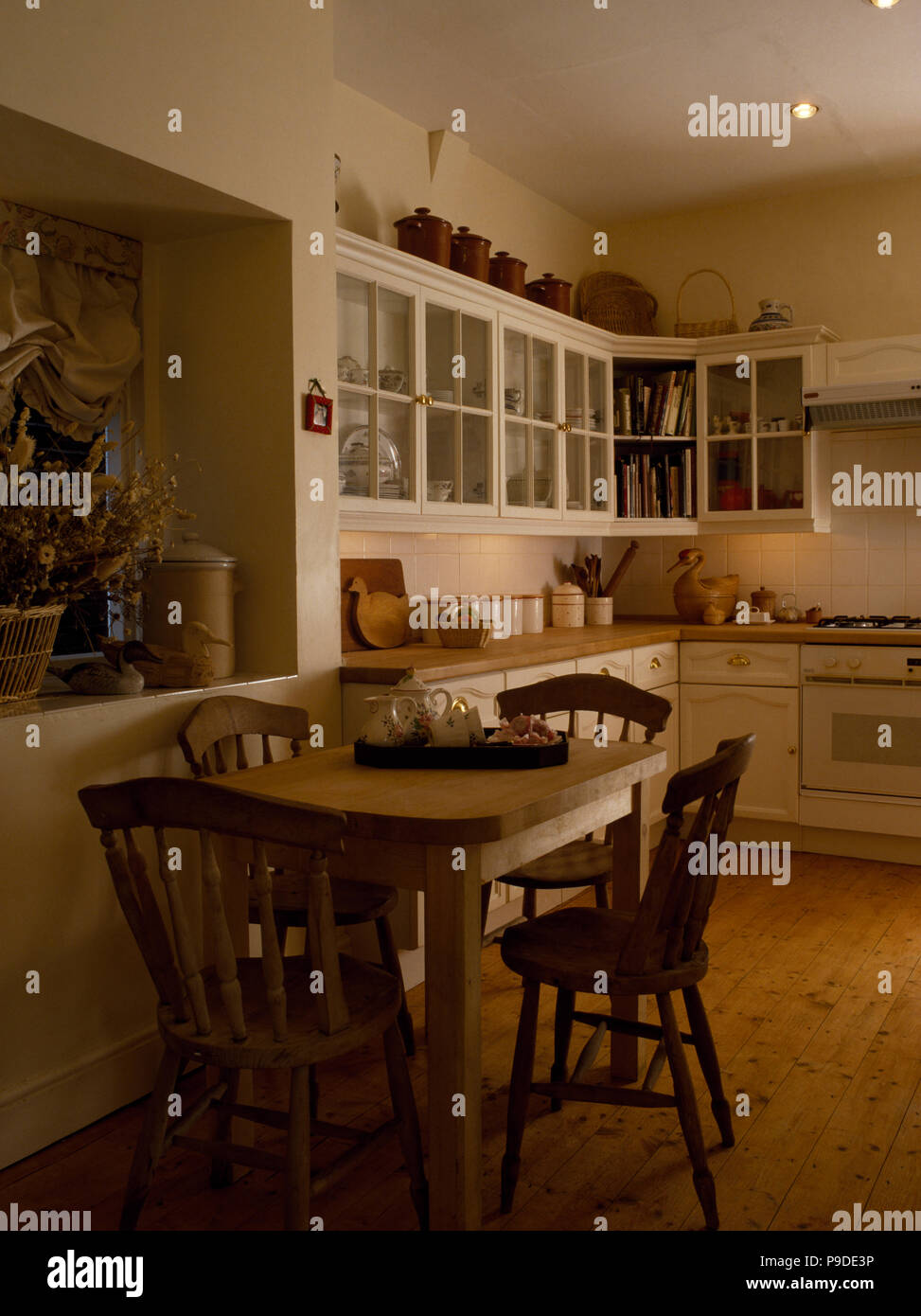 Table et chaises de salle à manger pin dans années 80 cuisine Photo Stock -  Alamy