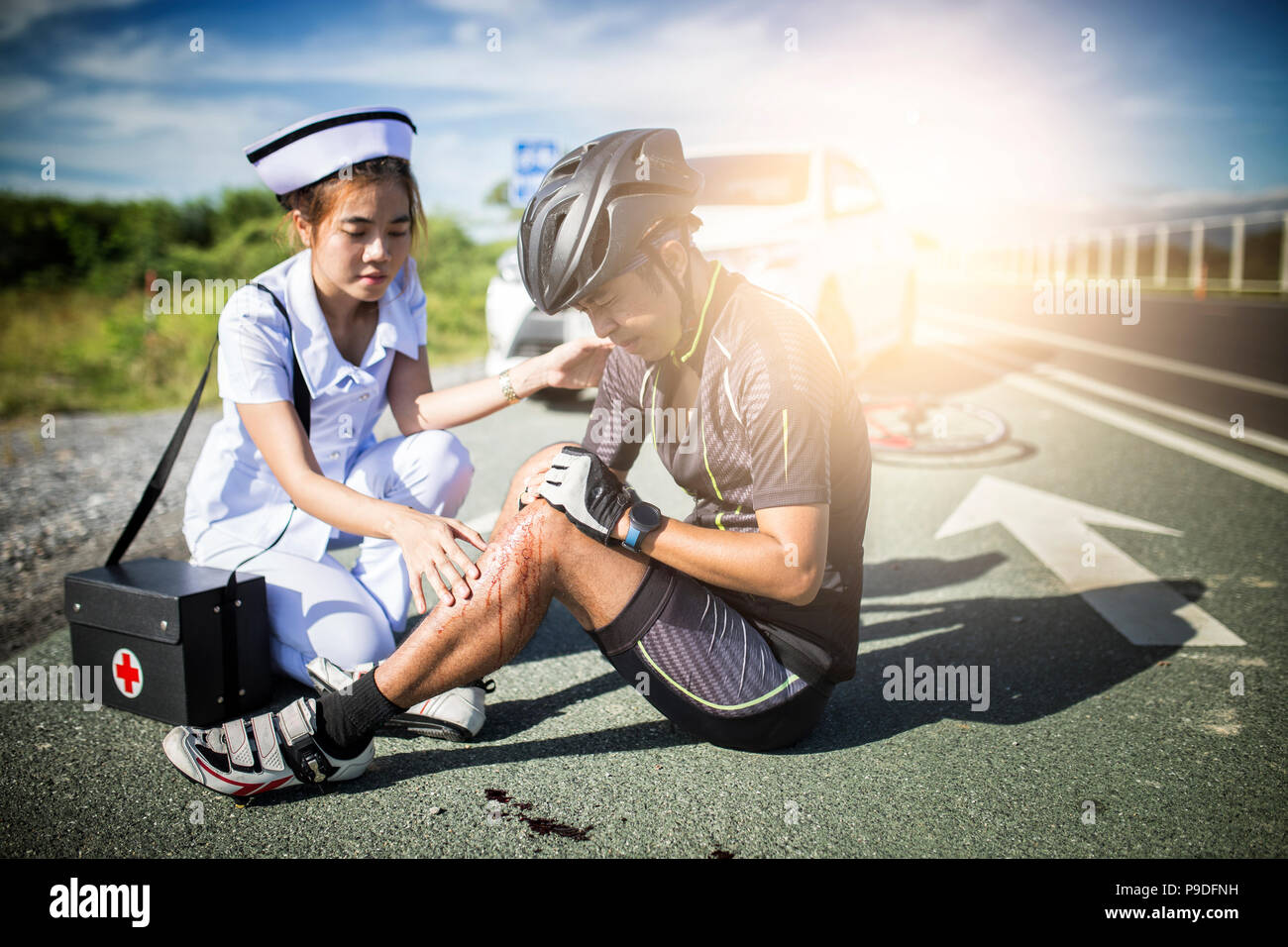 Cycliste Asie blessé sur le street bike après accident collision voiture et moto. Banque D'Images