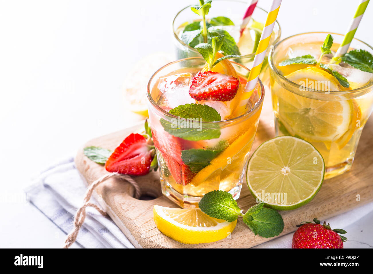 Ensemble de la limonade. Des boissons d'été - citronnade, limonade aux  fraises et mojito dans les verres Photo Stock - Alamy