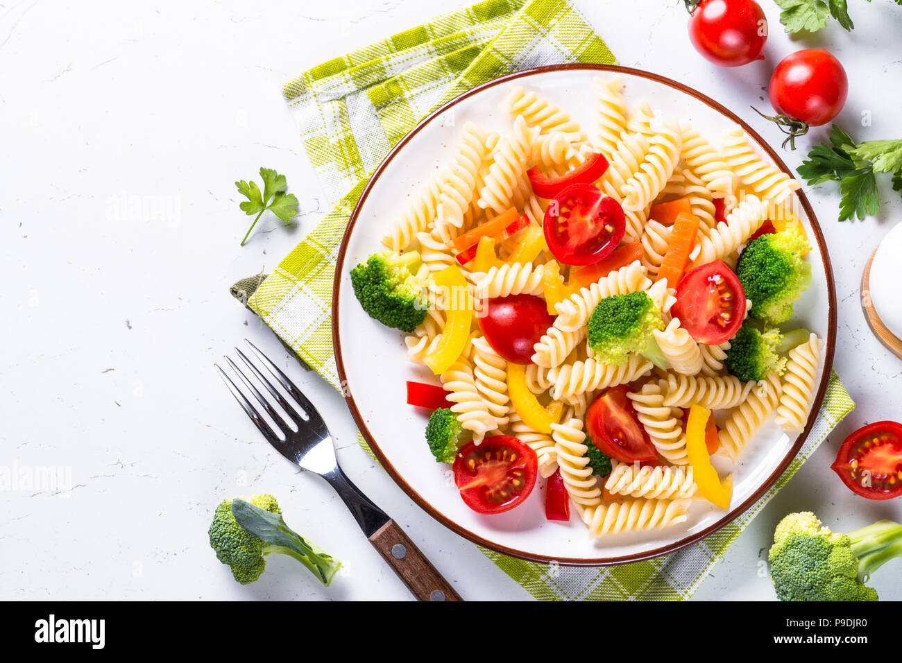 Fusilli pasta vegan. Pâtes aux légumes le brocoli, de paprika et de