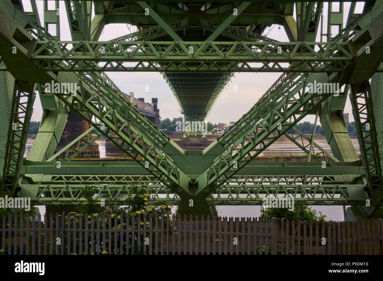 Sous le pont du Jubilé à Runcorn Cheshire en regardant vers le nord Banque D'Images