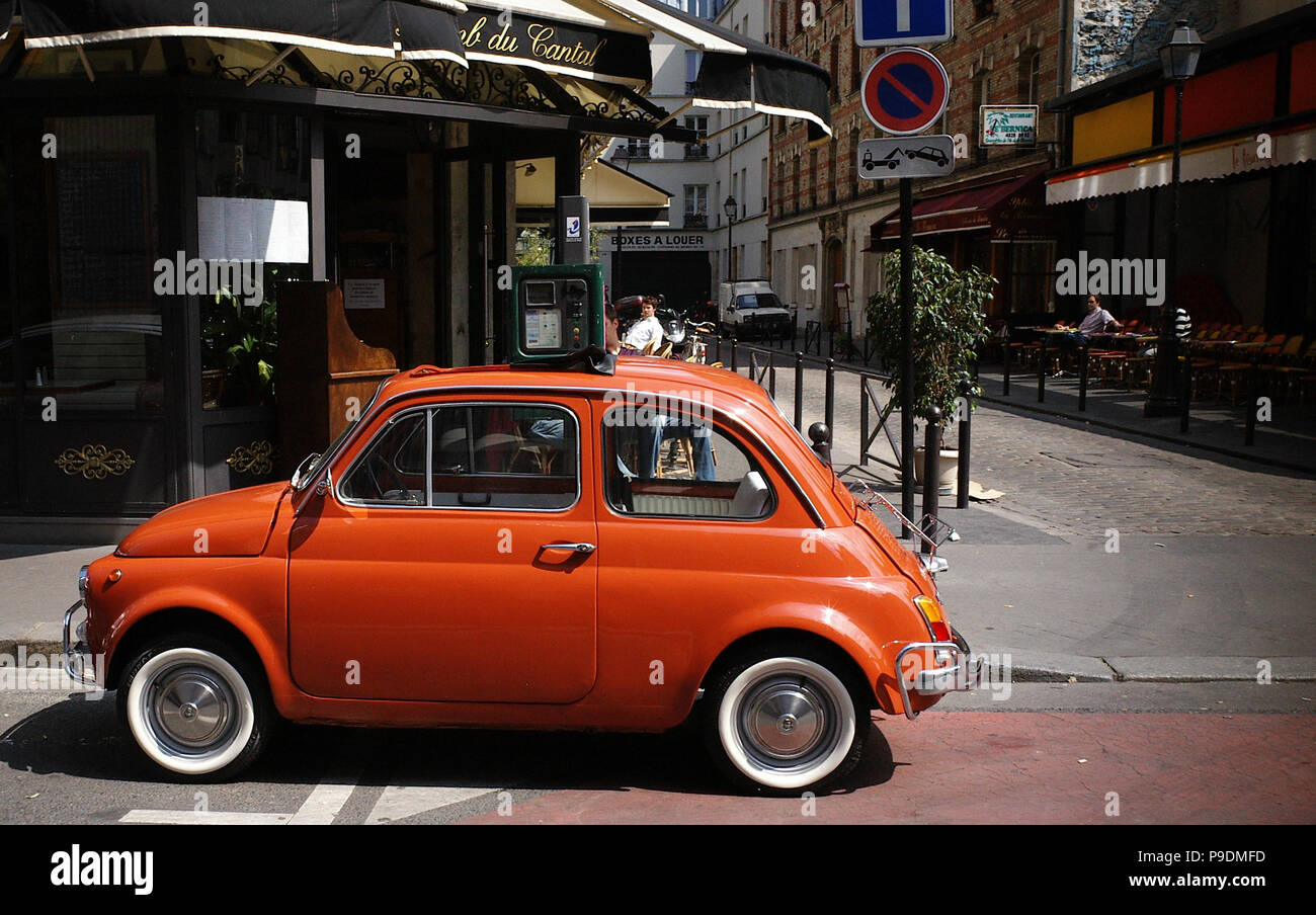 VOITURE PARIS - VOITURE VINTAGE DANS LA RUE PARIS - FIAT 500 - PHOTO PARIS STREET - VOITURE CLASSIQUE PARIS © FRÉDÉRIC BEAUMONT Banque D'Images