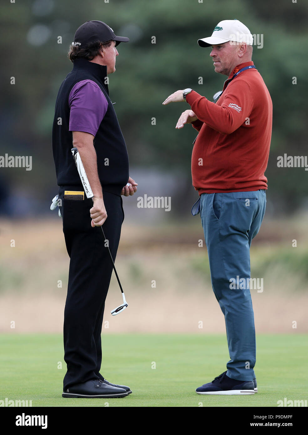 Ryder Cup européenne Le capitaine Thomas Bjorn parle avec USA's Phil Mickelson au cours de l'aperçu la troisième journée de l'Open Championship 2018 à Carnoustie Golf Links, Angus. Banque D'Images