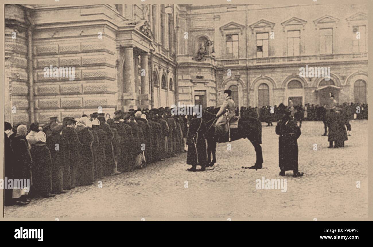 Une ligne de pain russe gardés par la Police Impériale. Mars 1917. Musée : Musée d'état de l'histoire politique de la Russie, Saint-Pétersbourg. Banque D'Images