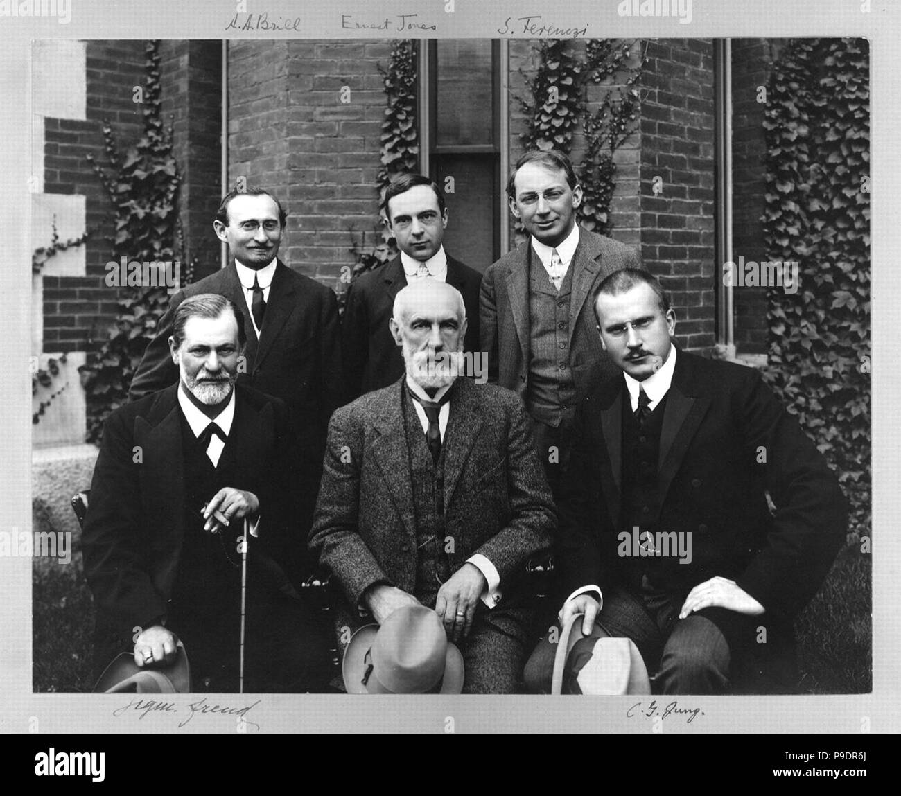 Sigmund Freud, Stanley Hall, Carl Gustav Jung, Abraham A. Brill, Ernest Jones, Sandor Ferenczi devant la Clark University. Musée : collection privée. Banque D'Images