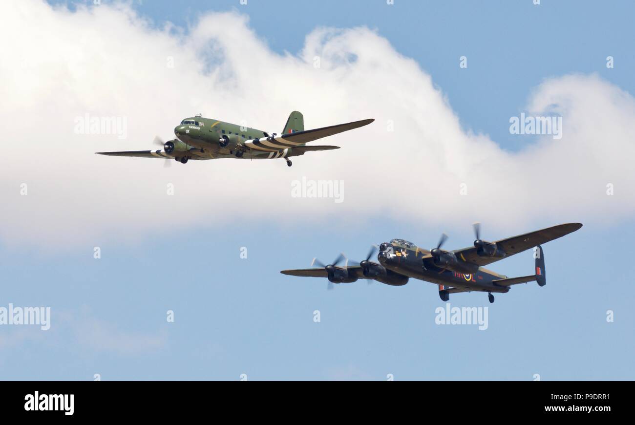 Battle of Britain Memorial Flight Avro Lancaster & Douglas C-47 Dakota volant à la Royal International Air Tattoo 2018 celebrating RAF100 Banque D'Images