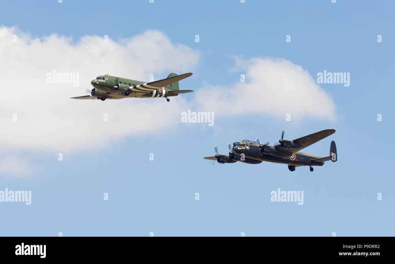 Battle of Britain Memorial Flight Avro Lancaster & Douglas C-47 Dakota volant à la Royal International Air Tattoo 2018 celebrating RAF100 Banque D'Images