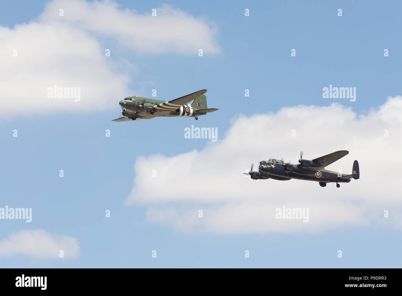 Battle of Britain Memorial Flight Avro Lancaster & Douglas C-47 Dakota volant à la Royal International Air Tattoo 2018 celebrating RAF100 Banque D'Images